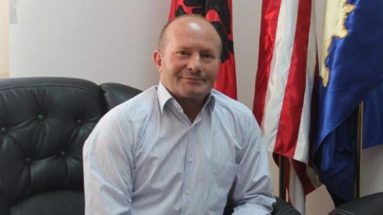 Détiré de Svecla, Fadil Kodra se dirige vers son bureau, intervient la police