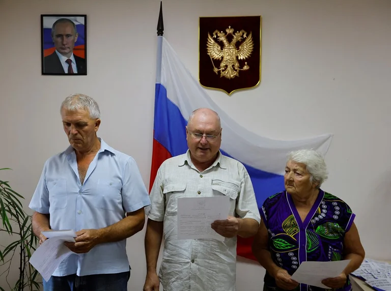 Ucraini nella città conquistata di Kherson giura fedeltà alla Russia