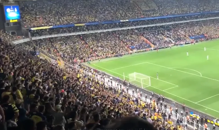 L'équipe Dinamo Kiev a marqué les fans de Fenerbahces chanter le nom de Vladimir Poutine