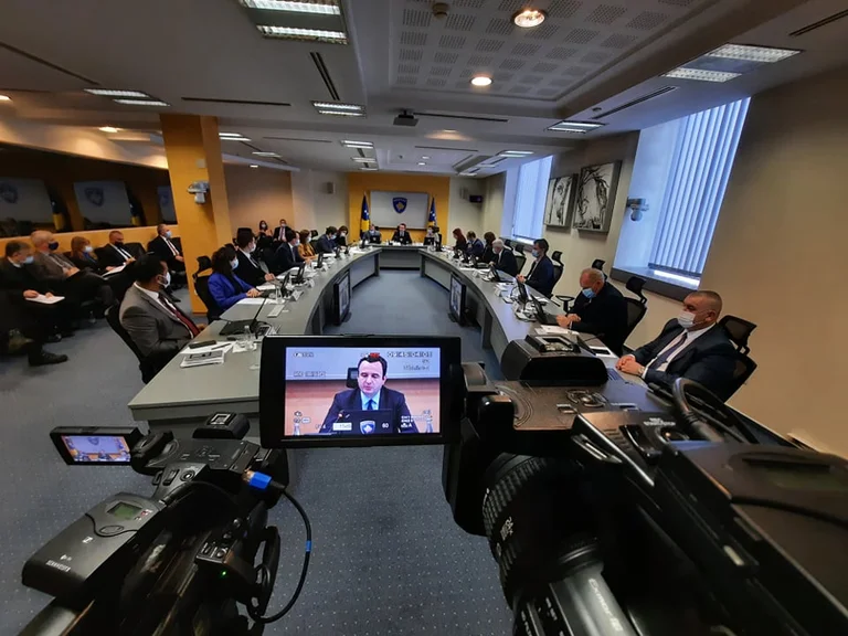 Le gouvernement tient des réunions en ligne, prend trois décisions