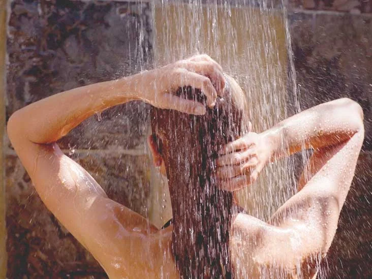 Dalla salute dei capelli alla perdita di peso, motivi per il freddo - docce d'acqua