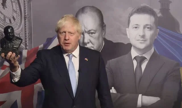 Johnson compare Zelensky à Churchill