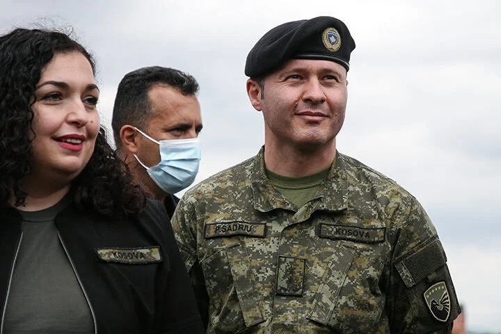 ‘Zotëriu i Parë’ s’tërhiqet nga sulmi ndaj mediave, viktimizohet e arsyetohet me ndjeshmëri për familje