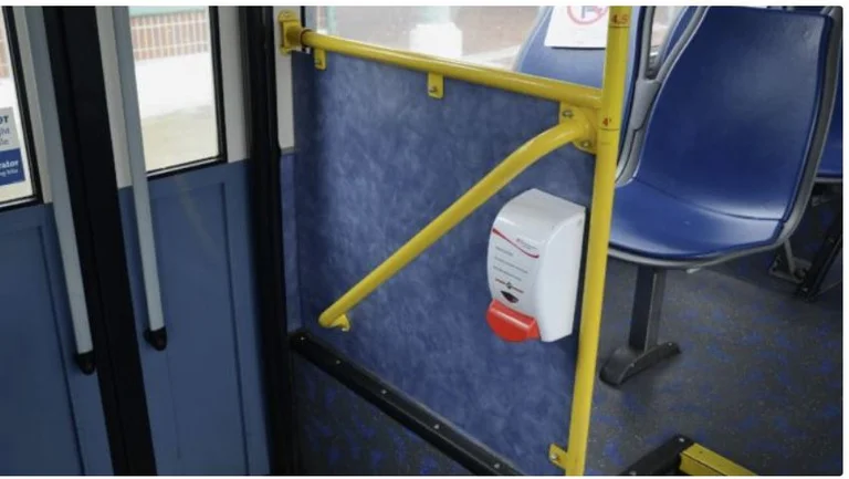 El conductor del autobús en Prizren abre accidentalmente la puerta mientras conduce, una mujer cae y se lastima