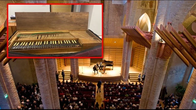 Stolen im Jahr 2015 befindet sich das alte Klavier in einem Instrumentengeschäft in Albanien zurück nach Italien