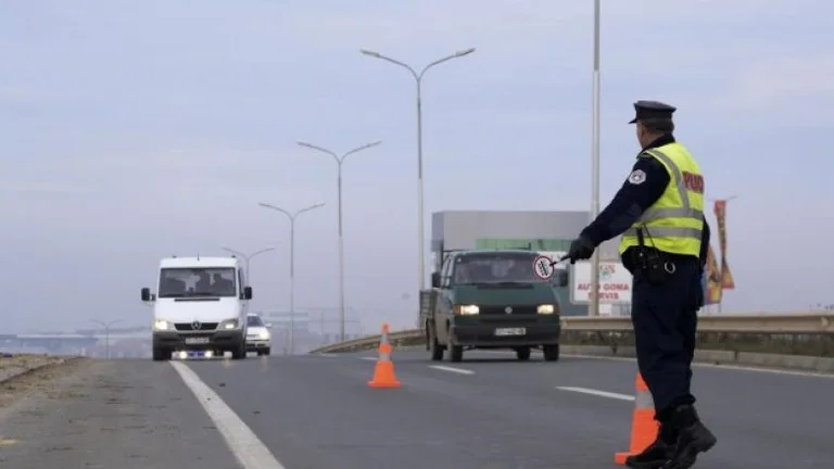 La polizia pubblica immagini di veicoli distrutti da incidenti in questi giorni, appello per cautela