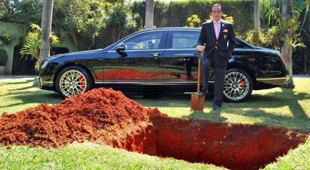 Bizensmen varross) la sua auto per portarlo nel mondo successivo