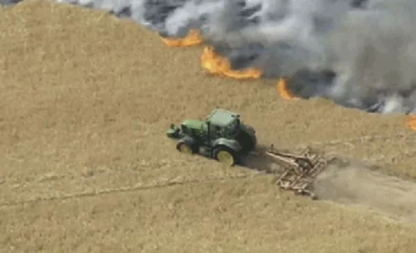Il momento in cui l'eroe contadino salva il villaggio dal fuoco con questa azione