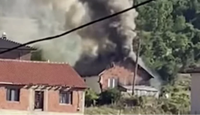 Una casa a Prizren è coinvolta nel fuoco, i vigili del fuoco intervengono