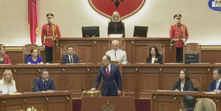El presidente albanés Bajram Begaj juró en