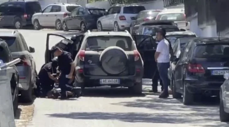 In broad daylight, the citizen is trying to shoot a gun in Vlora, because of a conflict over parking lots.