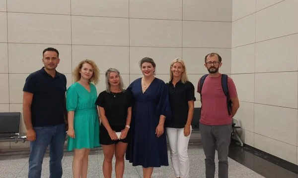Neuf journalistes ukrainiens arrivent au Kosovo