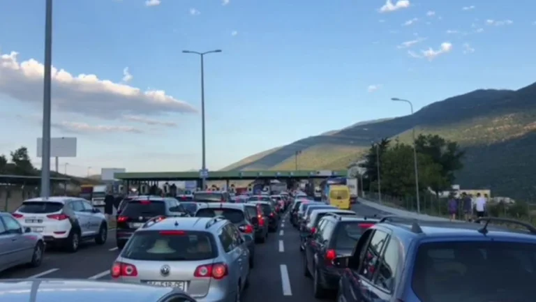 Jusqu'à ce que les exilés attendent à la frontière pour entrer au Kosovo