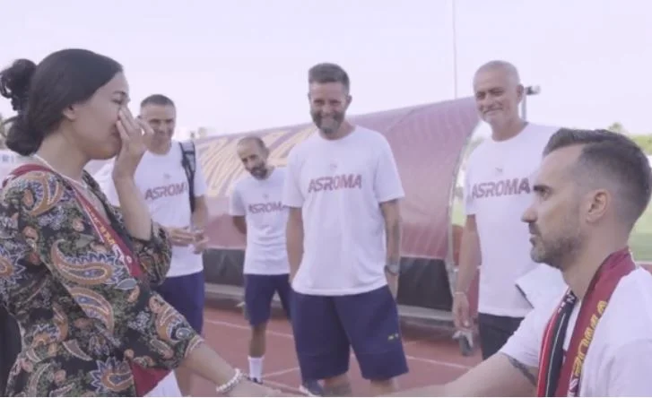 Momento da non dimenticare mai, Roma fan propone alla sua ragazza di fronte a Mourinho