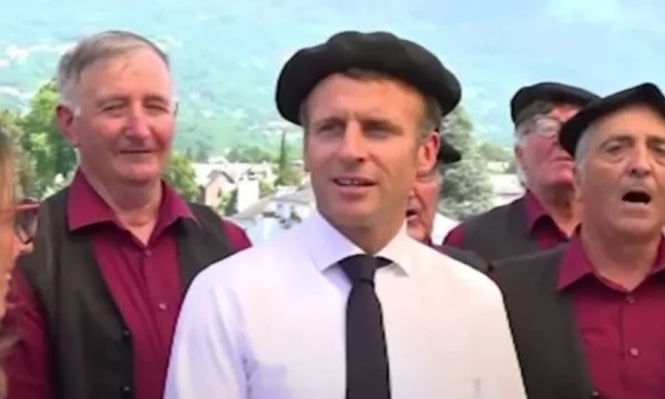 Il presidente Macron, testa a testa, racconta la canzone ai pastori