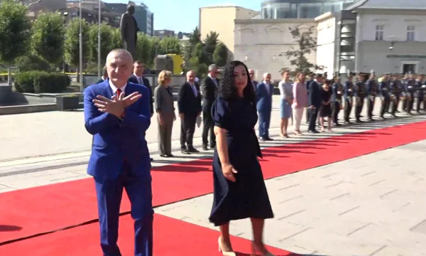 Ilir Meta arrives in Pristina, shows eagle with his bare hands