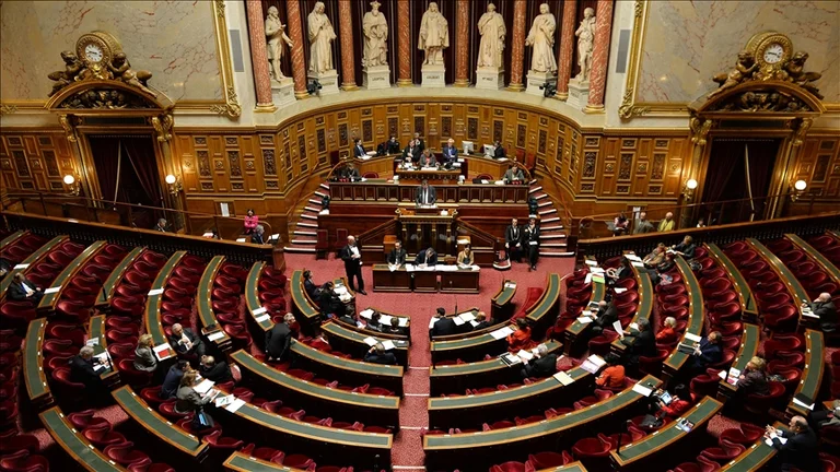 Il parlamento francese approva lo stipendio, le escursioni a pensione dopo le escursioni a prezzo
