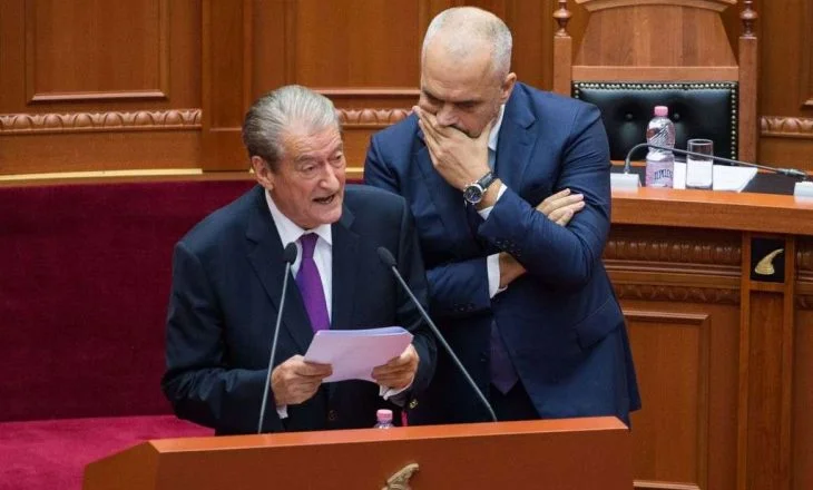 Sali Berisha declara que el libro de Enver Hoxha publica la portada del libro