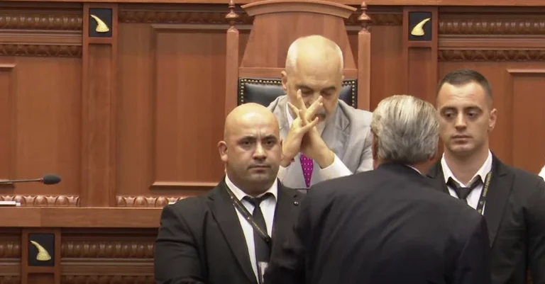 Espèce de lâche : Tensions au Parlement albanais, Berisha se dirige vers Rama Guard
