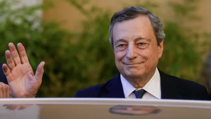 Primo ministro italiano Mario Draghi Surrenders