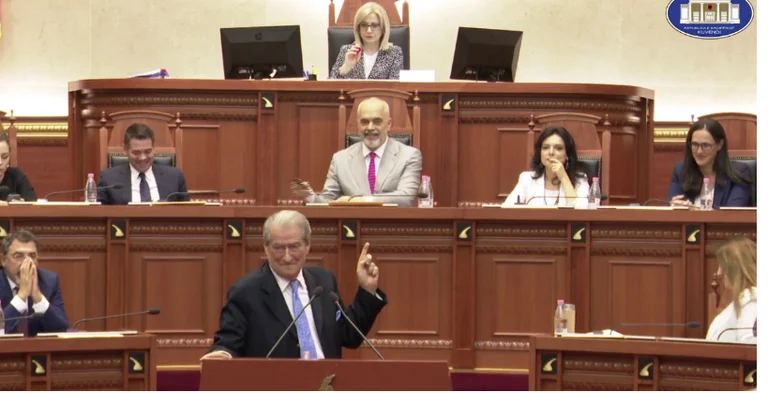 Toma el aceite de Milo. Hall 2 metros: Edi Rama, Sali Berisha duro unos a otros