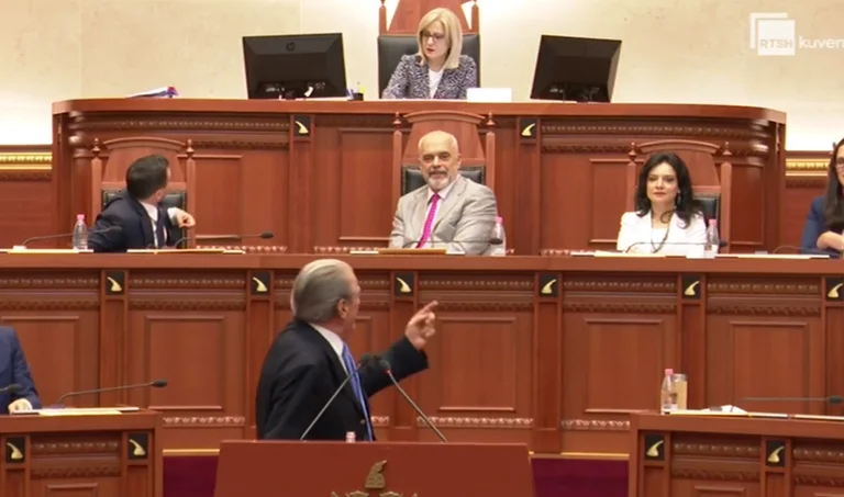 Sali Berisha intenta hablar en la Asamblea: apagan el micrófono (Vídeo)