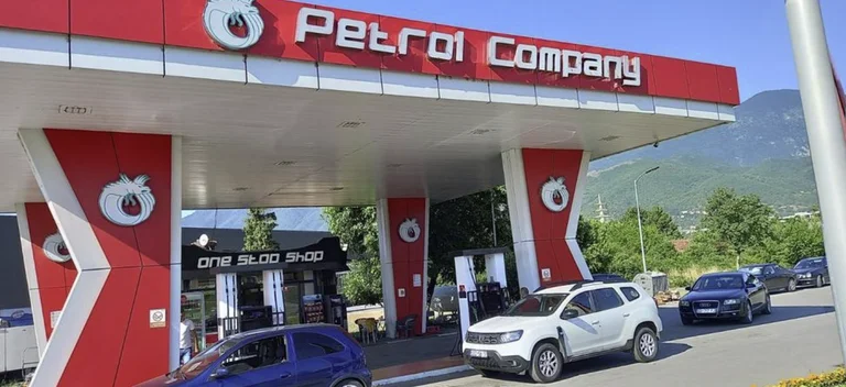 Petrol Company accoglie con favore altri viaggiatori con prezzi di mercato più economici
