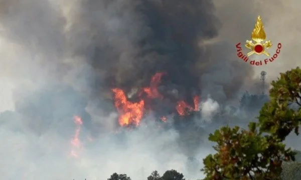 Italia in battaglia con gli incendi: Centinaia di evacuati