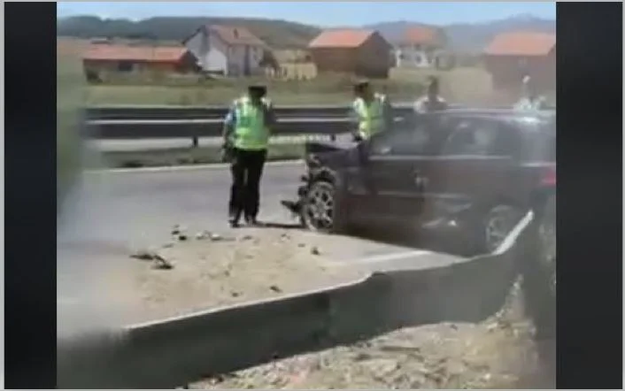Accident de circulation à Komaran, deux voitures impliquées