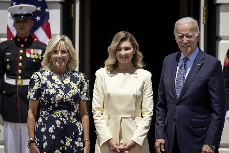 La primera dama americana, Jill Biden, conoce a Zelenska en la Casa Blanca.