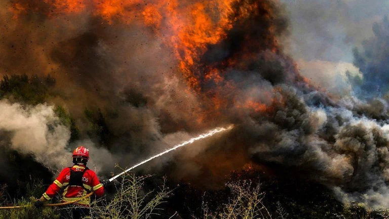 Massicci incendi in Europa, centinaia di residenti evacuati