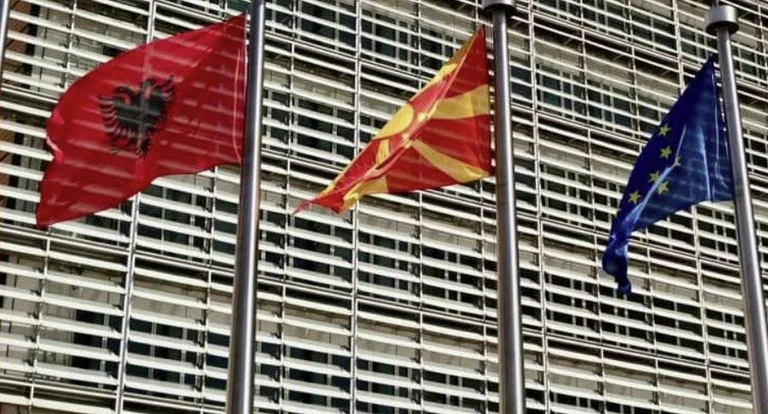 Rama publie une photo : Skenderbee et Ismail Kemal dans la cour d'Europe