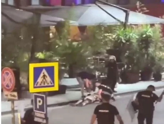 Manifestations entre fans après le match Tirana-Zerjski, une personne regarde au sol