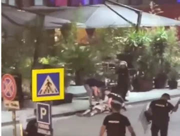 Proteste zwischen Fans nach Tirana-Zerjski Spiel, eine Person schaut auf den Boden