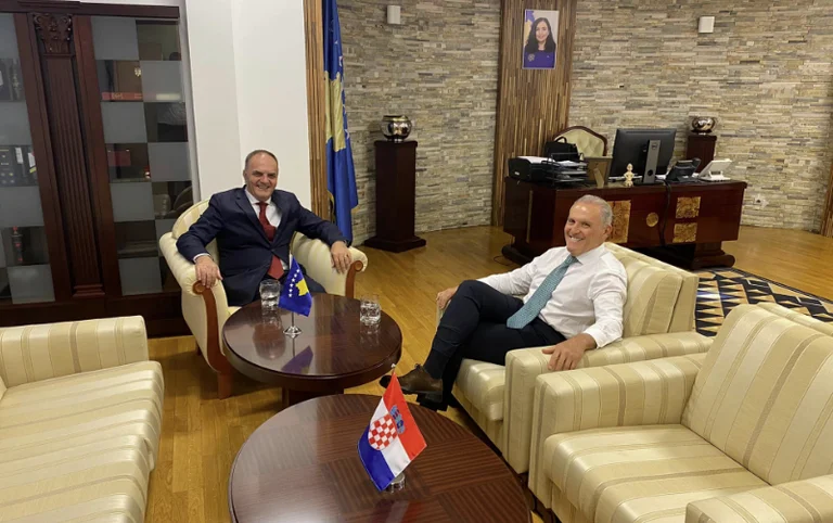 Surroi lance une campagne en Croatie pour le poste de secrétaire du CCR : Martin Berishaaj attend