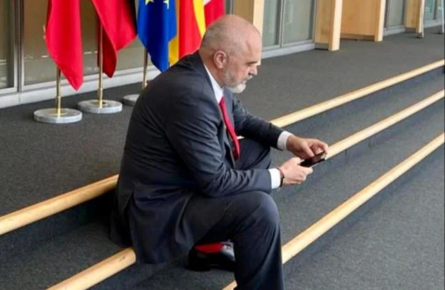 With ties and red socks, Edi Rama publishes the daily photo from the steps in Brussels
