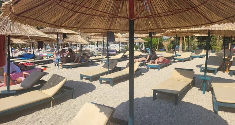 Jala <x0); pauvre” en milieu de saison, le journaliste extrait des photos: Empty Shezlongs, même s'ils coûtent seulement 700 dollars