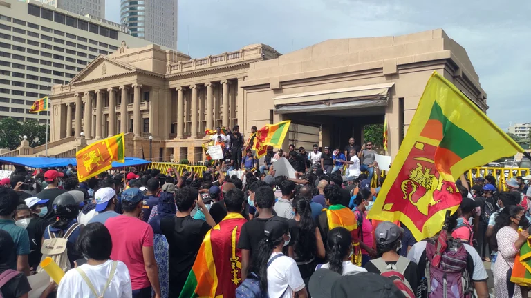 Después de protestas en Sri Lanka que derrotó al presidente, la batalla comienza sobre el poder