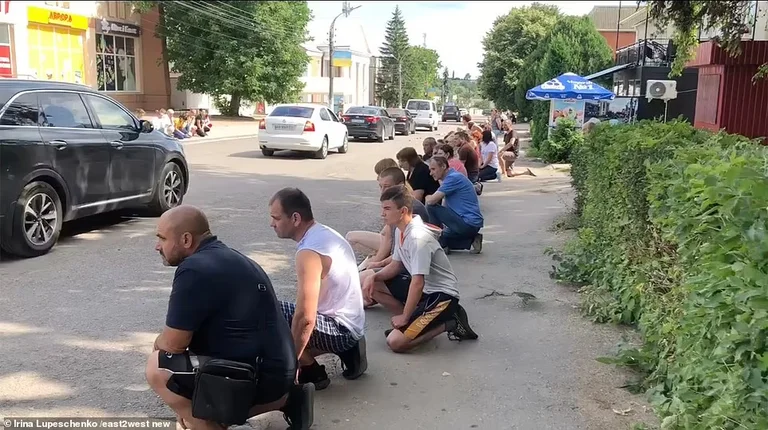 Russische Rakete getötet Mutter und Sohn: Ein ganzes ukrainisches Dorf sitzt auf seinen Knien als Zeichen der Trauer