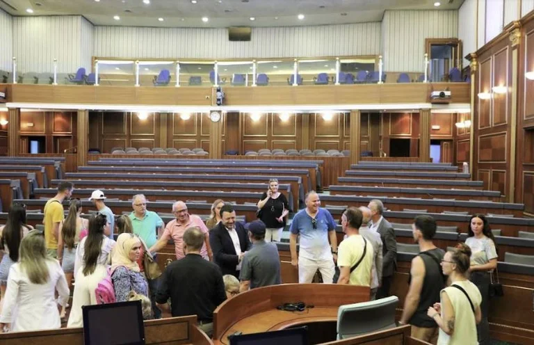 Circa 200 cittadini hanno visitato l'Assemblea del Kosovo