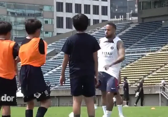 It becomes viral video when Neymar scares children in training