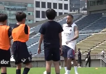 Es wird virales Video, wenn Neymar Kinder in der Ausbildung schreckt
