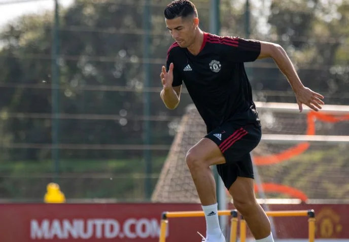 Interessanterweise waren die zweitrangigen Teamspieler in England überrascht, Ronaldo-Training mit ihnen zu sehen