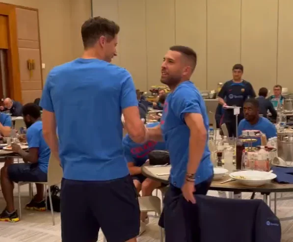 Il momento in cui Lewandowski saluta i giocatori di Barcellona