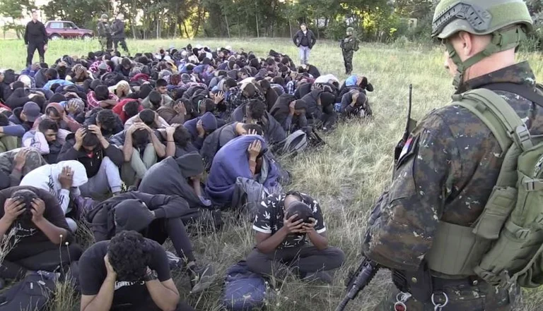 Voici les images : Le sceau voit seulement que les réfugiés sont forcés de mettre la main sur leur tête
