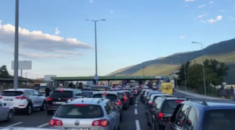 Fluks turistësh drejt Shqipërisë, mbi 16 mijë persona kaluan sot pikën kufitare në Morinë