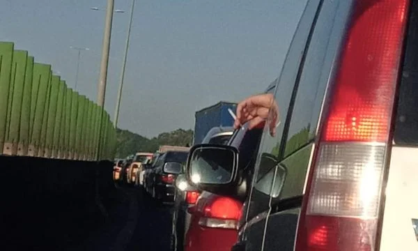 Beach weekend, heavy traffic toward Lallez Bay