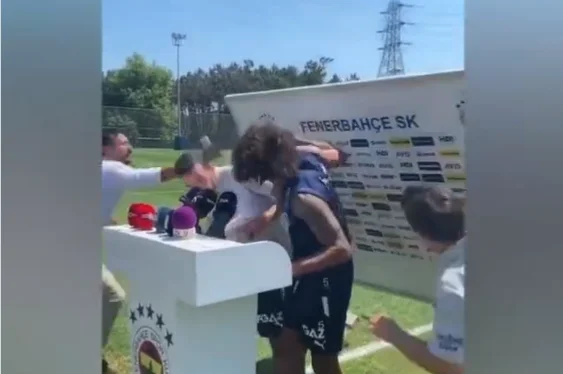 Este es un momento inusual en la nueva presentación de fútbol de Fenerbahce