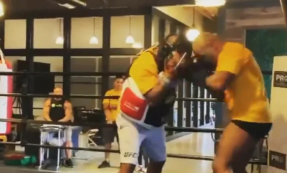 Come un giovane Mike Tyson si presenta con il suo allenatore dando un forte colpo