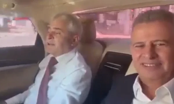 La Macedonia fa un grande passo verso l'UE, Ali Ahmeti apre la canzone con le coppie in auto